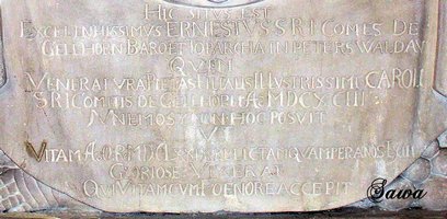 Widok fragmentu epitafium z inskrypcj